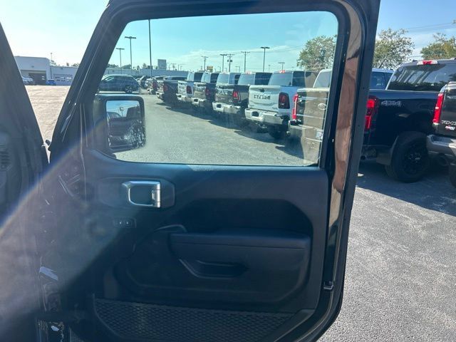 Used 2025 Jeep Wrangler Unlimited Sport AWD/4WD image 18