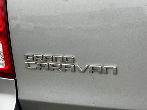 Used 2019 Dodge Grand Caravan SE w/ UConnect Hands-Free Group image 31