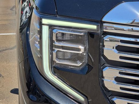 Used 2022 GMC Sierra 1500 Denali w/ Technology Package AWD/4WD image 8