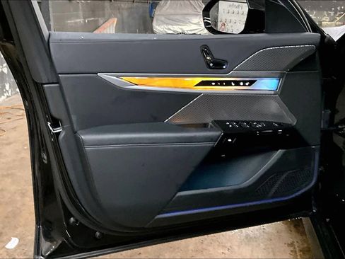 Used 2023 BMW 740i w/ Parking Assistance Package image 25