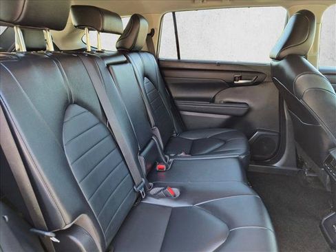 Used 2023 Toyota Highlander XLE FWD image 20