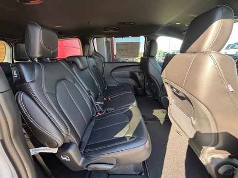 New 2026 Chrysler Pacifica Select image 8