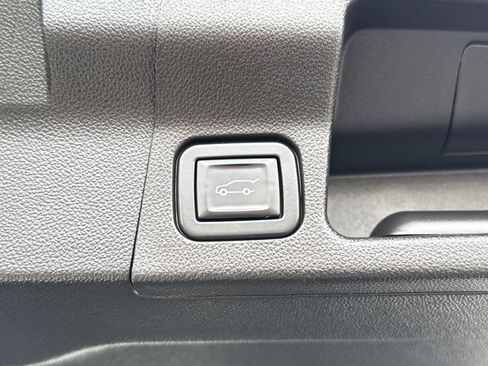 Used 2022 GMC Acadia SLE w/ Driver Convenience Package image 11