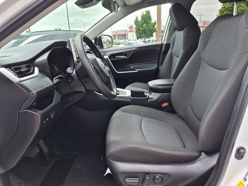 Used 2025 Toyota RAV4 XLE AWD/4WD image 17