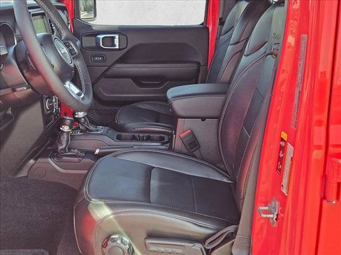 Used 2023 Jeep Wrangler Unlimited Sahara AWD/4WD image 16