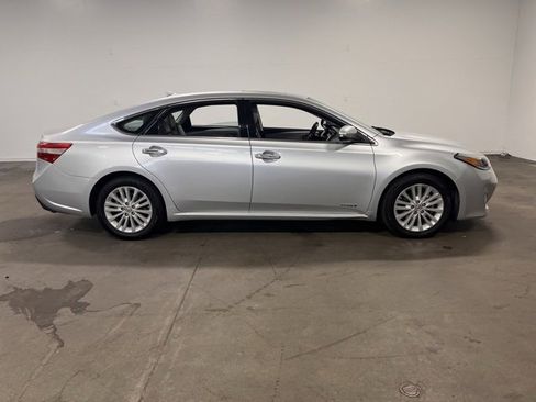 Used 2013 Toyota Avalon Limited image 2
