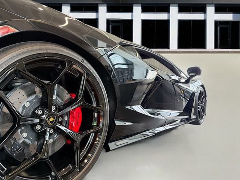 Used 2024 Lamborghini Revuelto image 39
