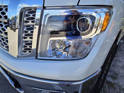 Used 2017 Nissan Titan SL image 11