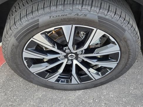 Used 2023 Volvo XC60 B5 Plus AWD/4WD image 10