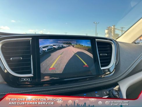 Used 2023 Chrysler Pacifica Touring-L image 33