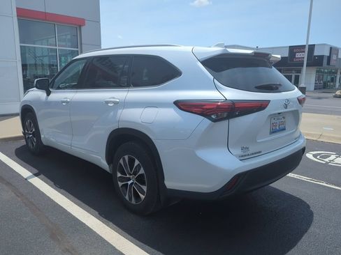 Used 2022 Toyota Highlander XLE AWD/4WD image 4