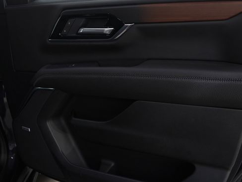 Used 2025 GMC Yukon Denali w/ Denali Reserve Package image 9