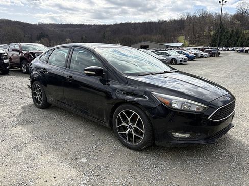 Used 2017 Ford Focus SEL w/ Cold Weather Package FWD image 4