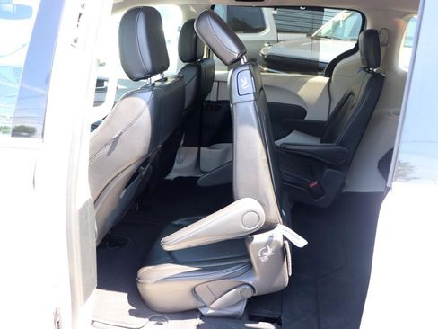 Used 2024 Chrysler Pacifica Touring-L FWD image 27
