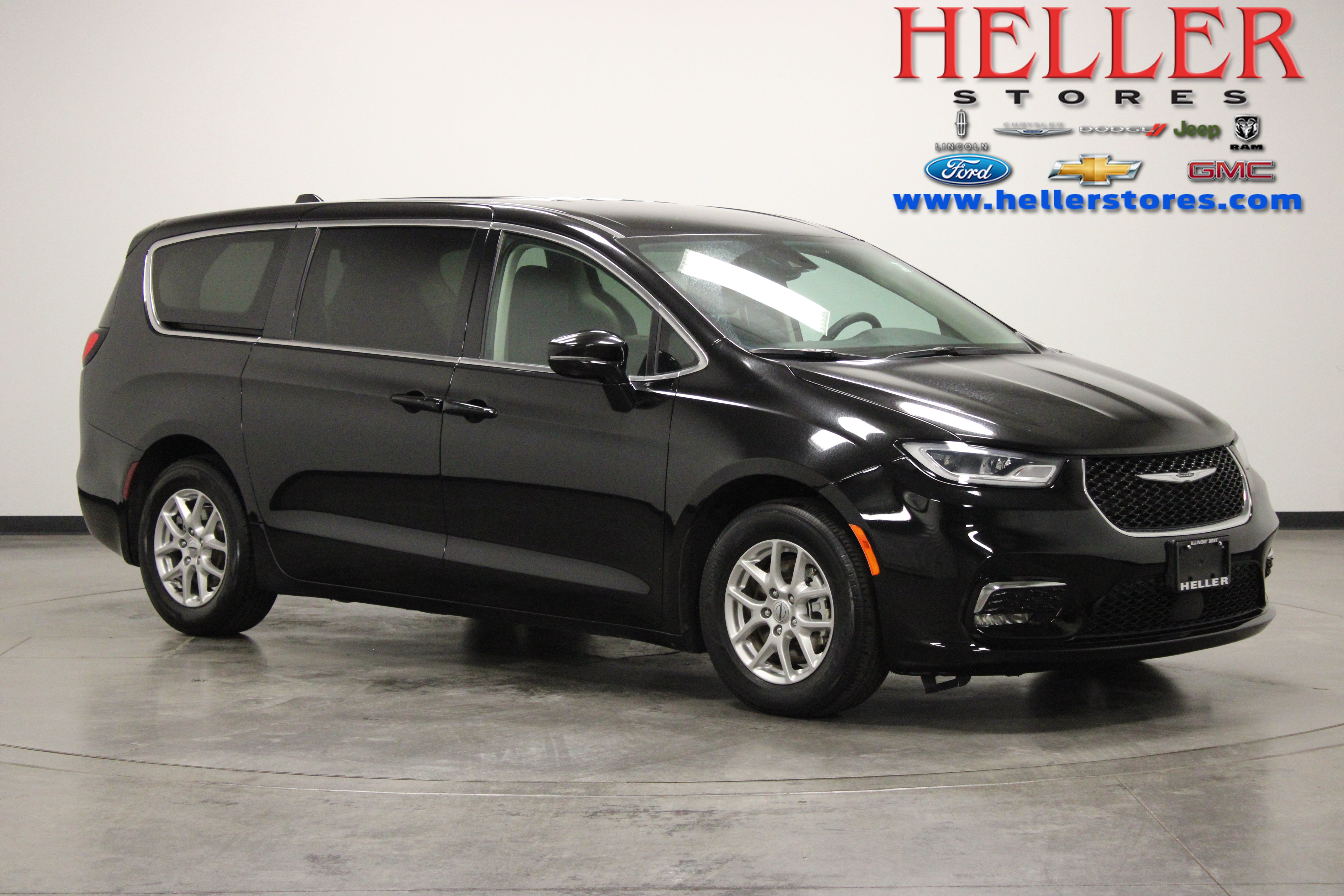 Used 2024 Chrysler Pacifica Touring-L FWD image 1