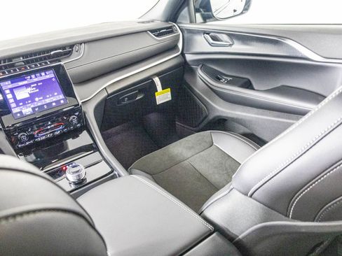 New 2025 Jeep Grand Cherokee L Altitude image 33