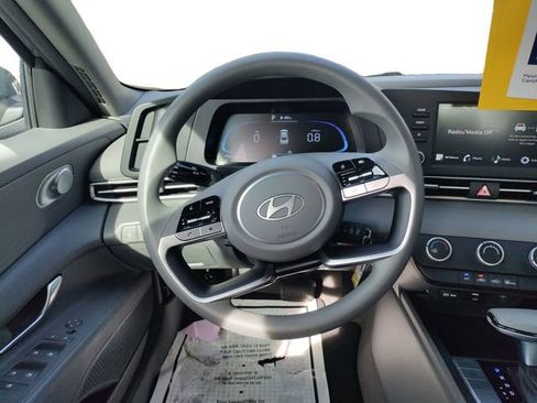 Used 2025 Hyundai Elantra SE image 12