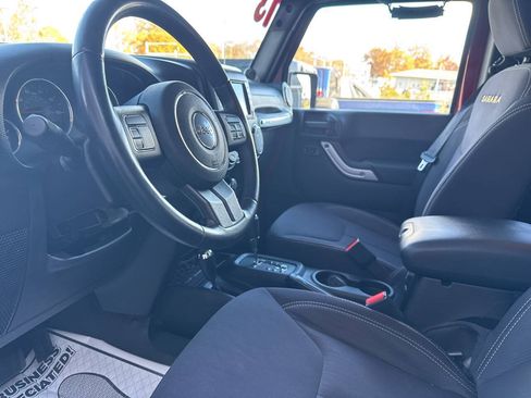 Used 2013 Jeep Wrangler Unlimited Sahara AWD/4WD image 15