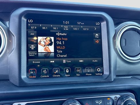 Used 2020 Jeep Wrangler Unlimited Sahara image 29