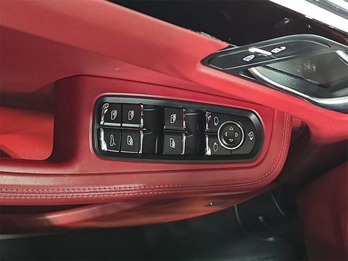 Used 2023 Porsche Macan S image 21