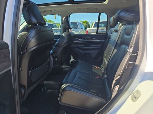 Used 2023 Jeep Grand Cherokee Limited AWD/4WD image 16