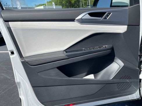 Used 2025 Volkswagen Taos SE w/ Panoramic Sunroof Package FWD image 15