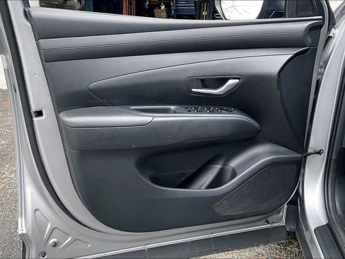 Used 2025 Hyundai Tucson SE image 2