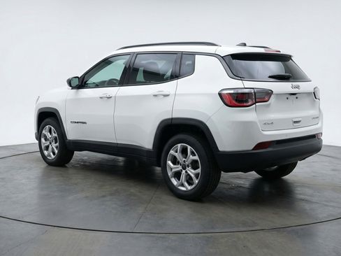 Used 2025 Jeep Compass Latitude AWD/4WD image 6