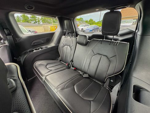 Used 2026 Chrysler Pacifica Limited FWD image 31
