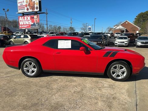 Used 2015 Dodge Challenger SXT w/ Driver Convenience Group image 4