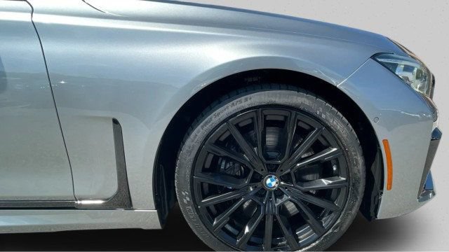 Used 2022 BMW 750i xDrive w/ Autobahn Package AWD/4WD image 23