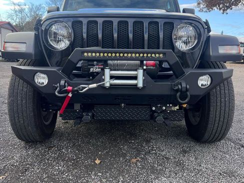 Used 2022 Jeep Wrangler Sport AWD/4WD image 3