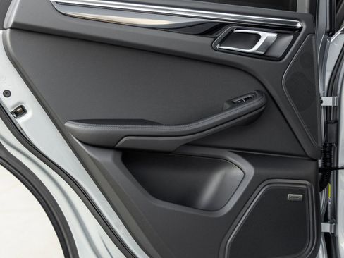 Certified 2026 Porsche Macan AWD/4WD image 32