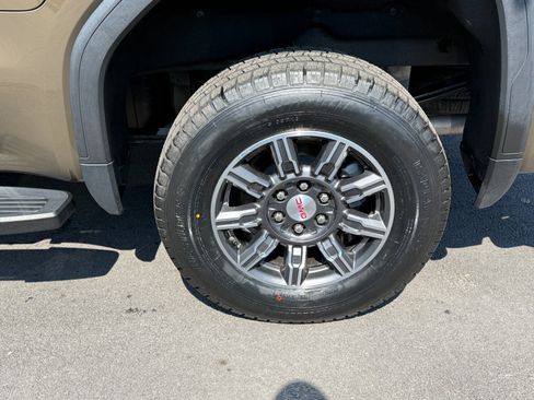 Used 2024 GMC Sierra 1500 AT4 w/ AT4 Preferred Package AWD/4WD image 10
