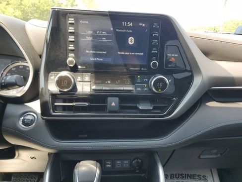 Used 2022 Toyota Highlander XLE AWD/4WD image 21