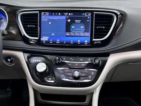 Used 2024 Chrysler Pacifica Limited FWD image 12