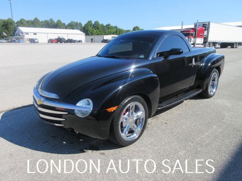 Used 2004 Chevrolet SSR w/ Preferred Equipment Group RWD image 2