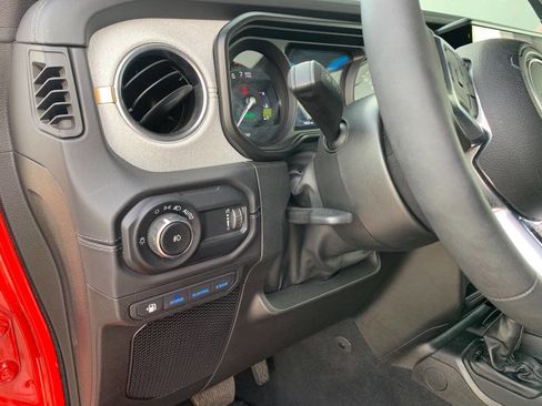 Used 2025 Jeep Wrangler Unlimited Sahara w/ Safety Group AWD/4WD image 18