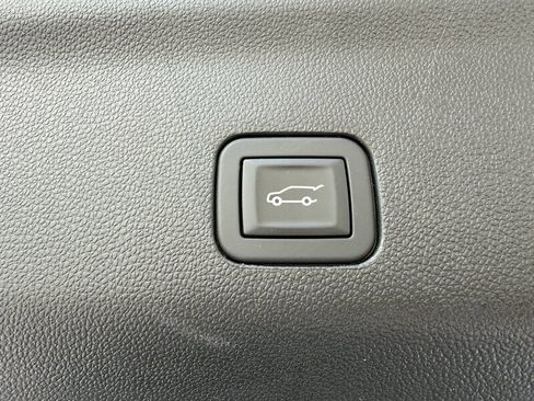 Used 2025 GMC Yukon XL Denali AWD/4WD image 27