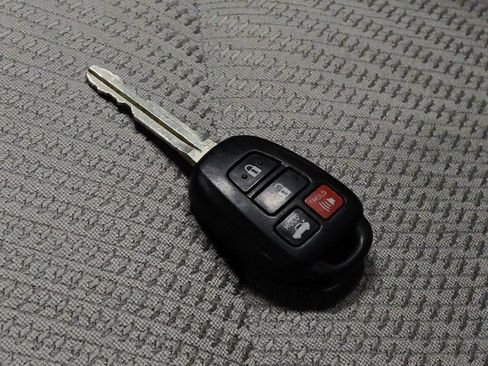 Used 2017 Toyota Camry LE w/ Moonroof Package image 32