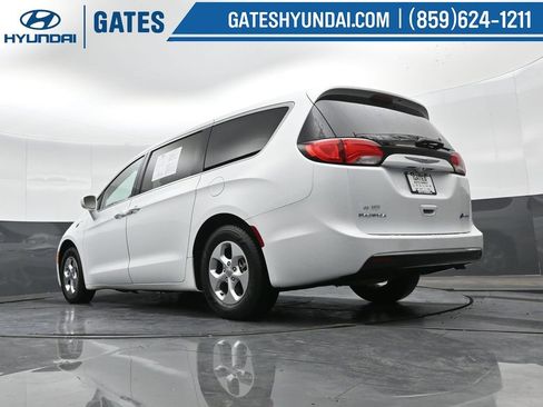 Used 2017 Chrysler Pacifica Touring Plus image 48