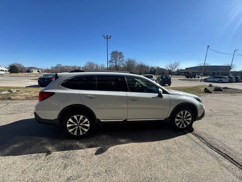 Used 2018 Subaru Outback 3.6R Touring AWD/4WD image 6