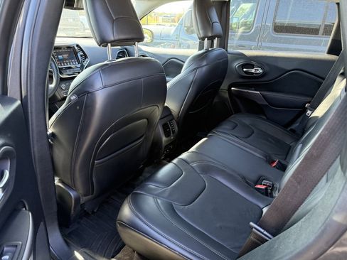 Used 2019 Jeep Cherokee Limited image 12