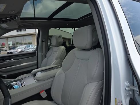 Used 2024 Jeep Wagoneer Series III w/ Premium Group I AWD/4WD image 15