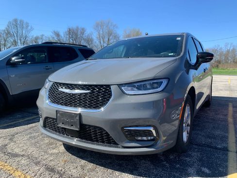 Used 2025 Chrysler Pacifica Select image 2