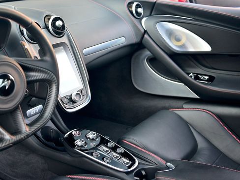 Used 2022 McLaren GT image 8
