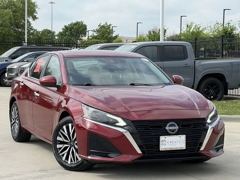 Certified 2025 Nissan Altima 2.5 SV w/ SV Premium Package image 2