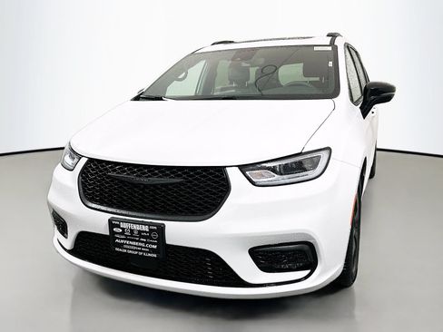 New 2026 Chrysler Pacifica Limited w/ S Appearance Package FWD image 3