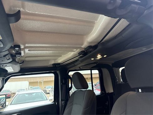 Used 2021 Jeep Gladiator Sport image 13