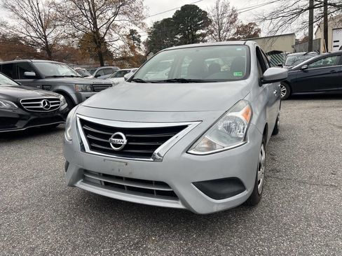 Used 2018 Nissan Versa SV image 2